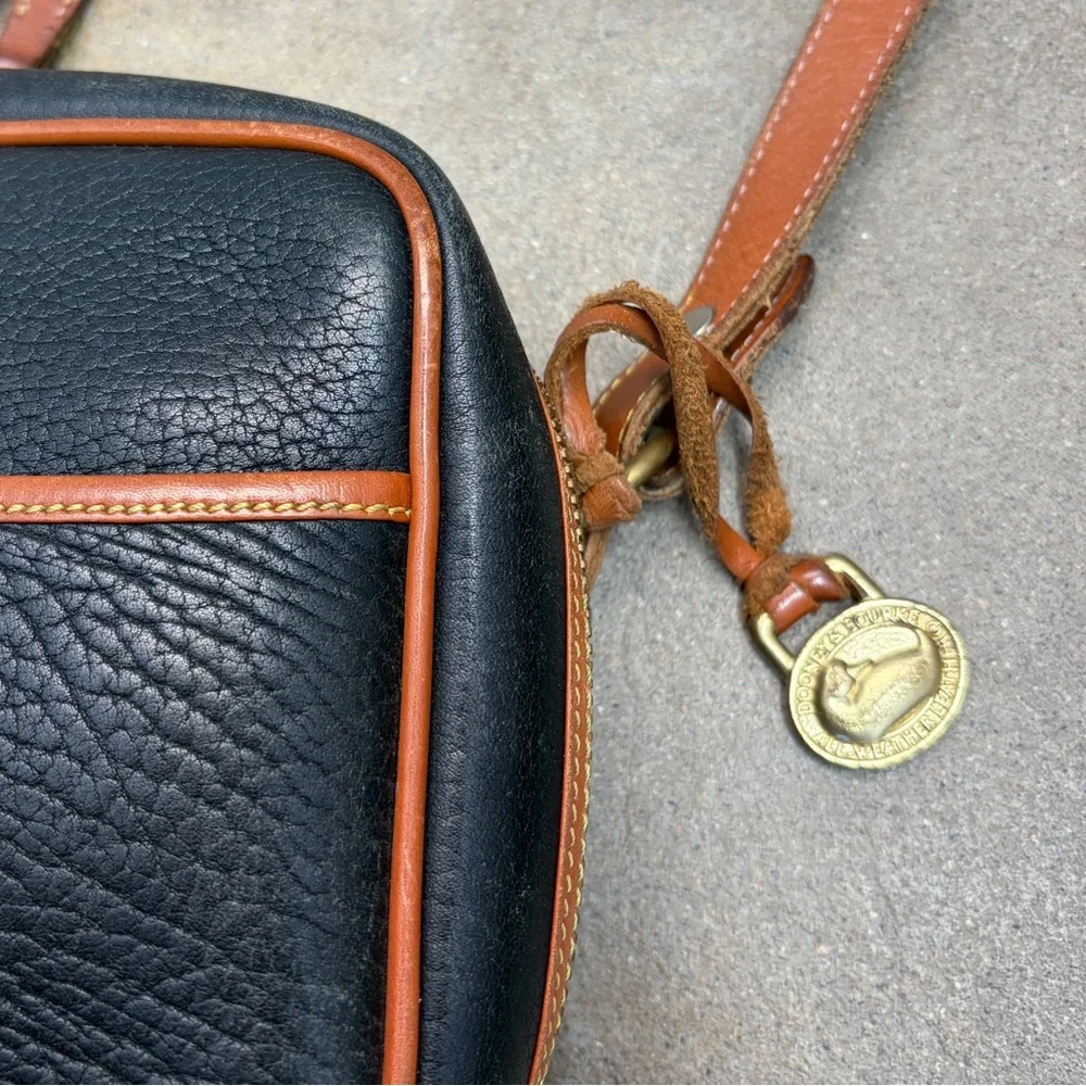 Vintage Dooney & Bourke Camera Bag Black Pebbled Leather Crossbody Brown Trim - Picture 2 of 13